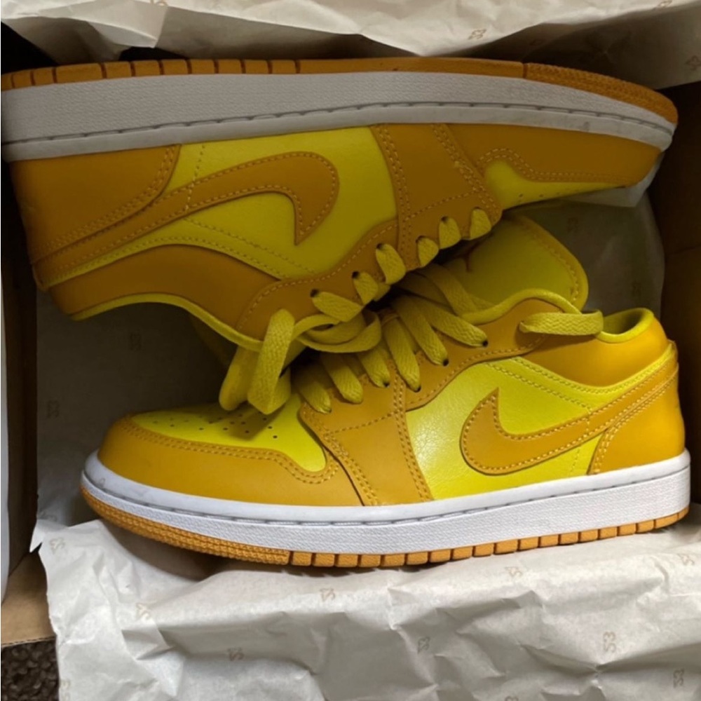 Jordan 1s low 6.5 women's yellow and orange only ever worn once no creases